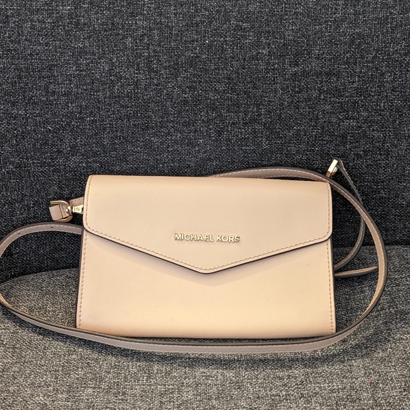 Michael Kors Powder Pink Tote with Removable Pouch and Pocket Bag - Picture 3 of 5